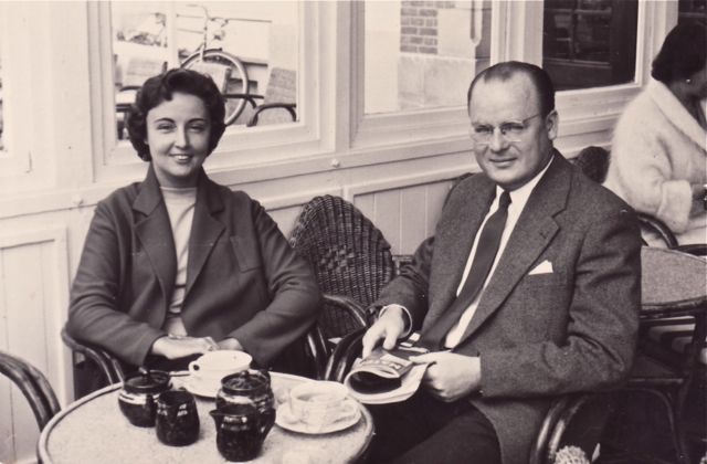 Francine met haar date Werner (spreek uit 'Vernur') die haar later alle fabrieksgeheimen van haar werkgever ontfutselde.